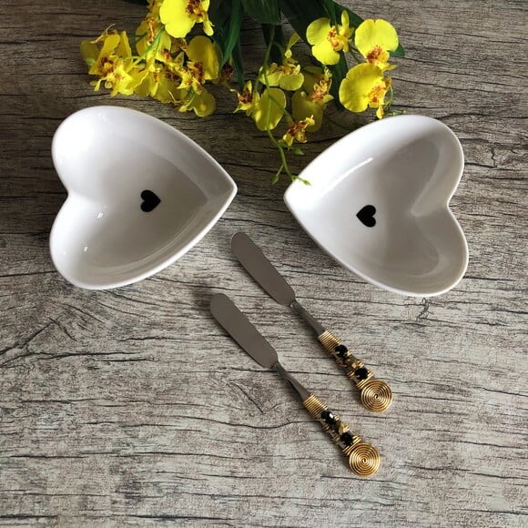 Petisqueira Coração Porcelana com Espátula Bordada