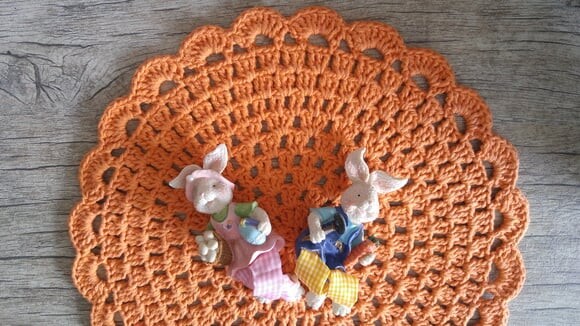 Sousplat Americano Croche Laranja Feliz Páscoa - Par