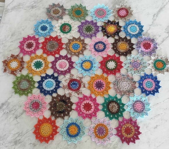 Toalha - Centro de Mesa Croche Flores Japonesas 78x68 cm