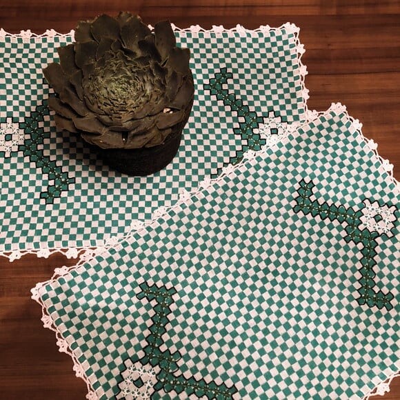 Trilho De Mesa Bordado Xadrez