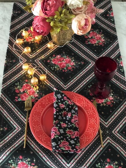 Trilho Mesa Anti-manchas* Rosas Vermelhas Karsten