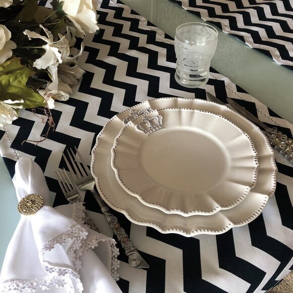 Trilho Mesa Gorgurinho Chevron Preto e Branco
