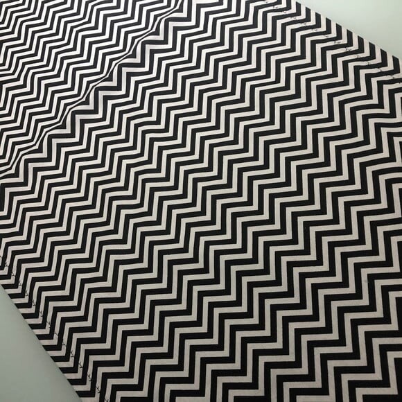 Trilho Mesa Tricoline Chevron Preto e Branco - Caminho Mesa