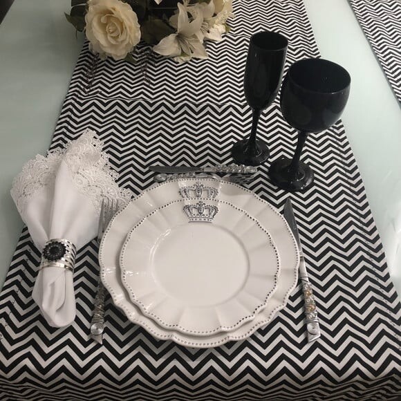 Trilho Mesa Tricoline Chevron Preto e Branco - Caminho Mesa
