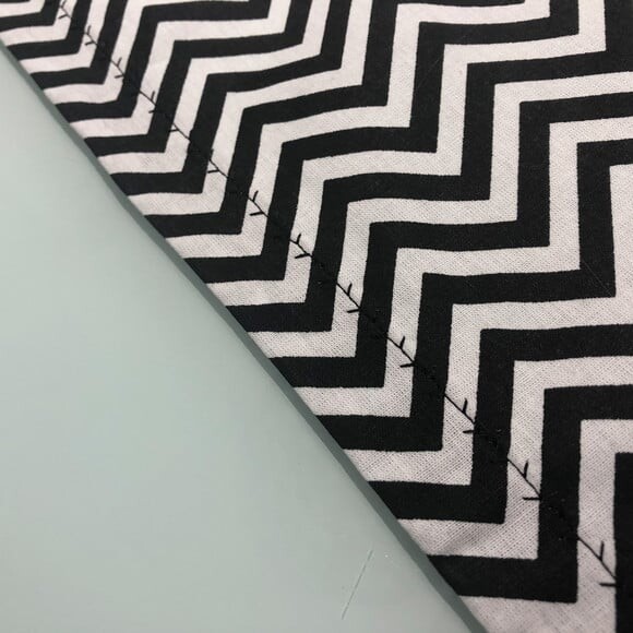 Trilho Mesa Tricoline Chevron Preto e Branco - Caminho Mesa