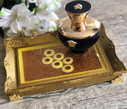 Bandeja de Resina Epóxi Dourada com Pés