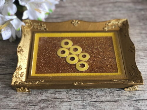 Bandeja de Resina Epóxi Dourada com Pés