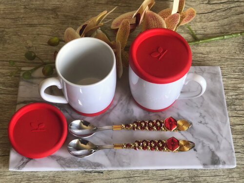Caneca Vermelha Tampa & Colher Bordada