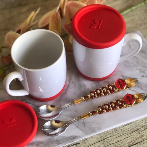 Caneca Vermelha Tampa & Colher Bordada