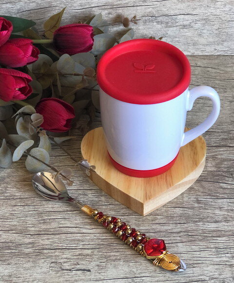 Caneca Vermelha Tampa & Colher Bordada