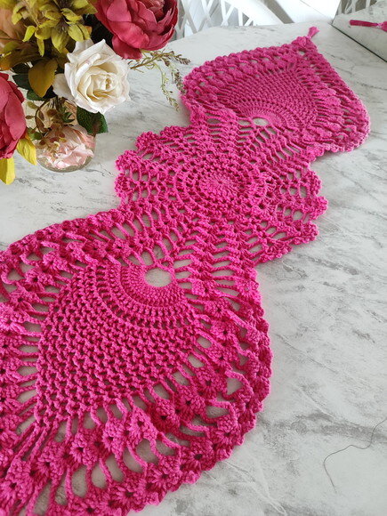 Trilho Mesa Abacaxi Croche Pink c Tassel
