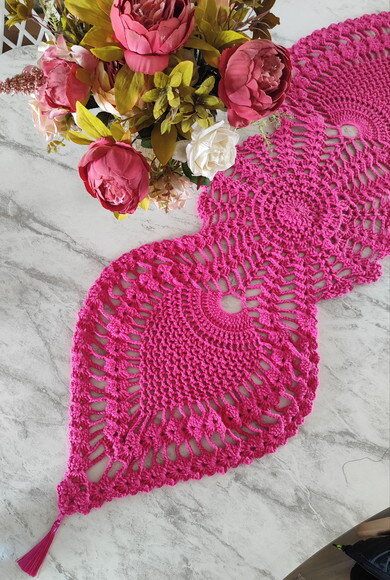 Trilho Mesa Abacaxi Croche Pink c Tassel