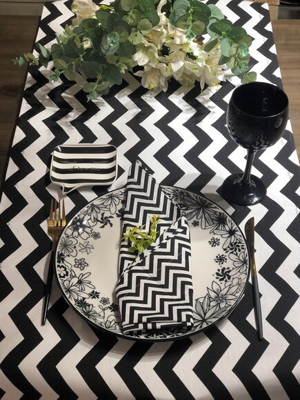 Trilho Mesa Gorgurinho Chevron Preto e Branco