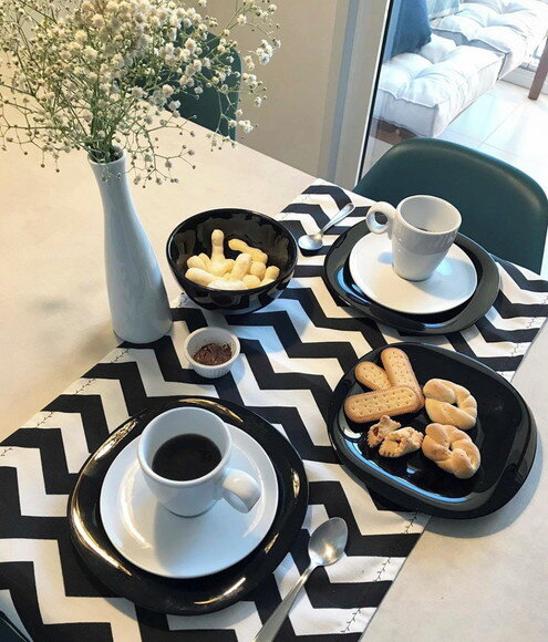 Trilho Mesa Gorgurinho Chevron Preto e Branco