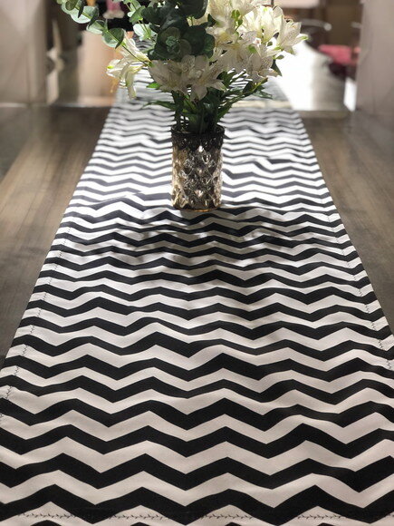 Trilho Mesa Gorgurinho Chevron Preto e Branco