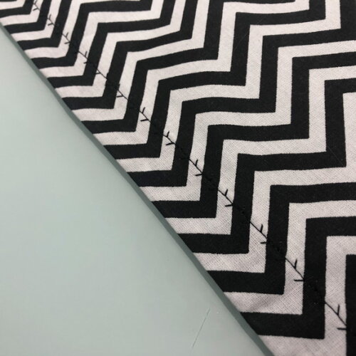 Trilho Mesa Tricoline Chevron Preto e Branco - Caminho Mesa