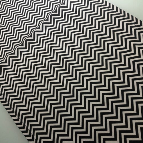 Trilho Mesa Tricoline Chevron Preto e Branco - Caminho Mesa