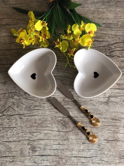 Petisqueira Coração Porcelana com Espátula Bordada