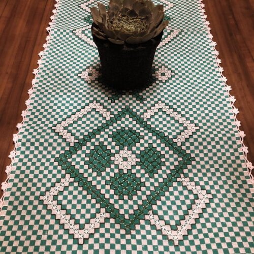 Trilho De Mesa Bordado Xadrez