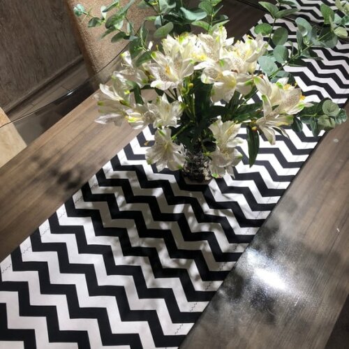 Trilho Mesa Gorgurinho Chevron Preto e Branco