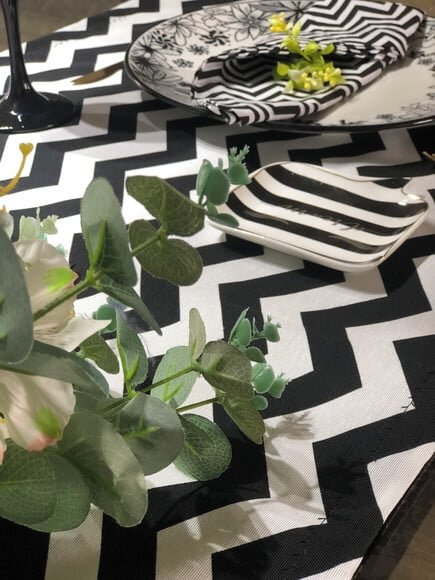 Trilho Mesa Gorgurinho Chevron Preto e Branco