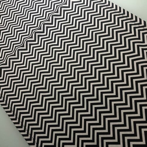 Trilho Mesa Tricoline Chevron Preto e Branco - Caminho Mesa