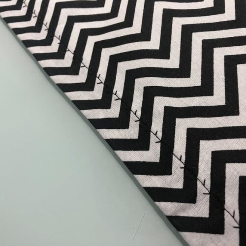 Trilho Mesa Tricoline Chevron Preto e Branco - Caminho Mesa