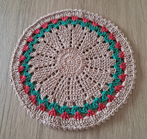 Kit Sousplat Croche Caramelo Detalhe Verde/ Vermelho 6 Peças