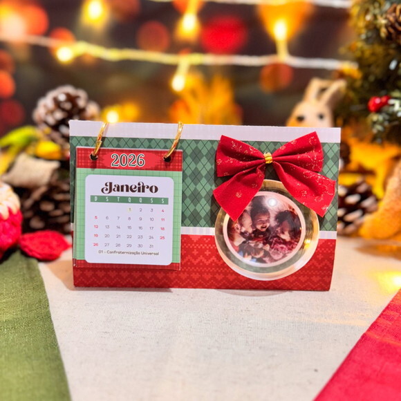 Calendário de Mesa com Esfera de Natal