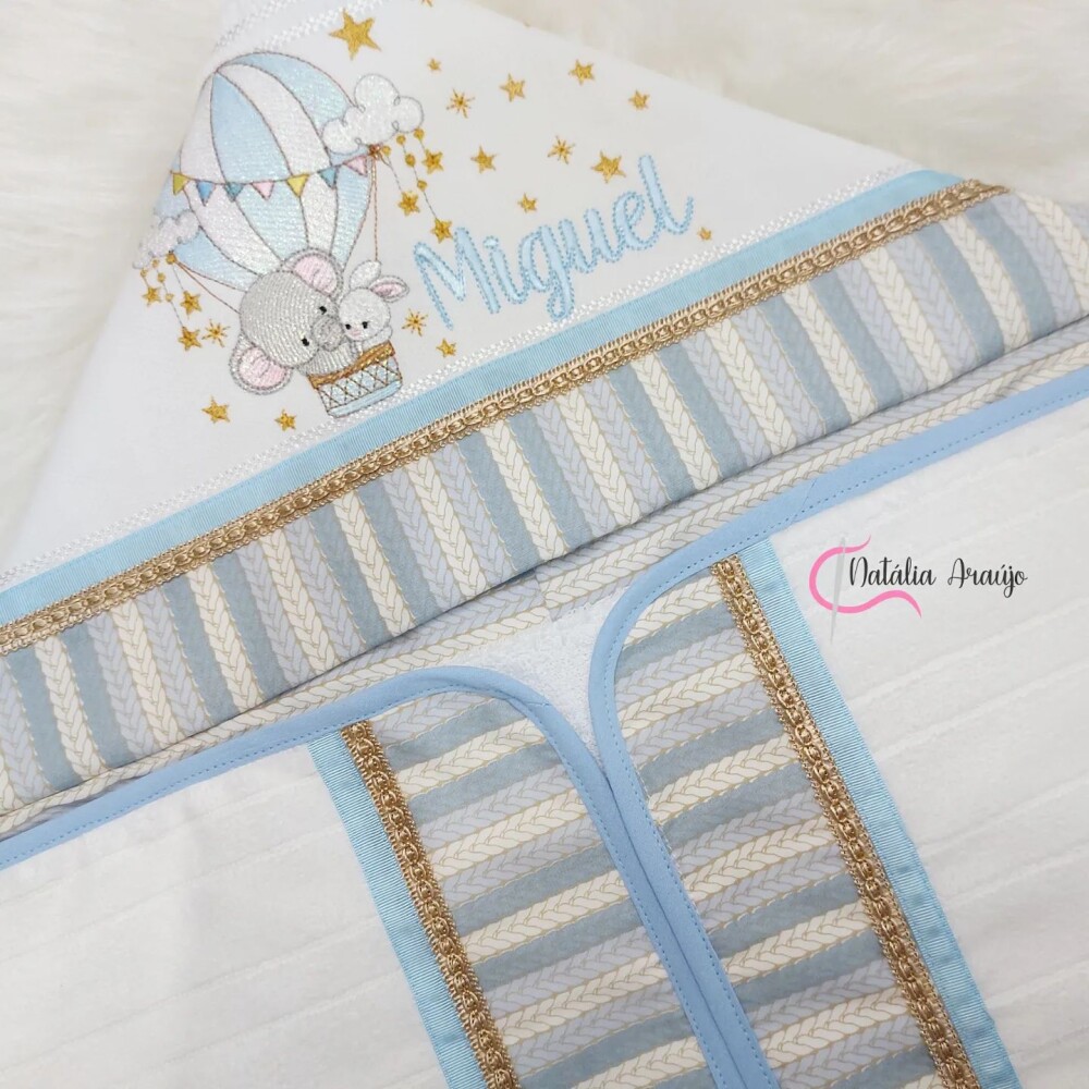 Toalha de bebe com capuz bordado