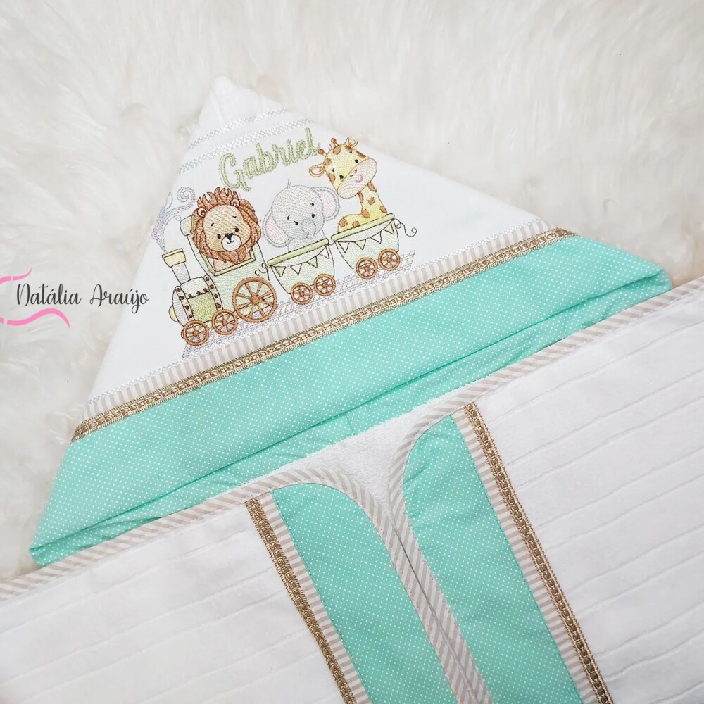 Toalha de bebe com capuz bordado