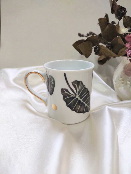 1 Caneca Porcelana Folhas+ Ouro e Folhas