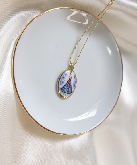 Colar com Pingente de Nossa Senhora Oval
