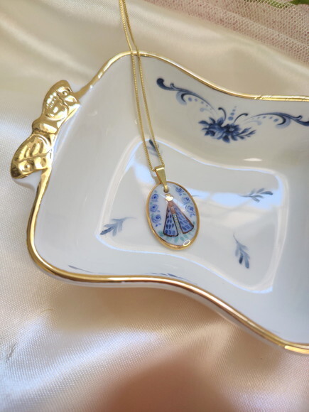 Colar com Pingente de Nossa Senhora Oval
