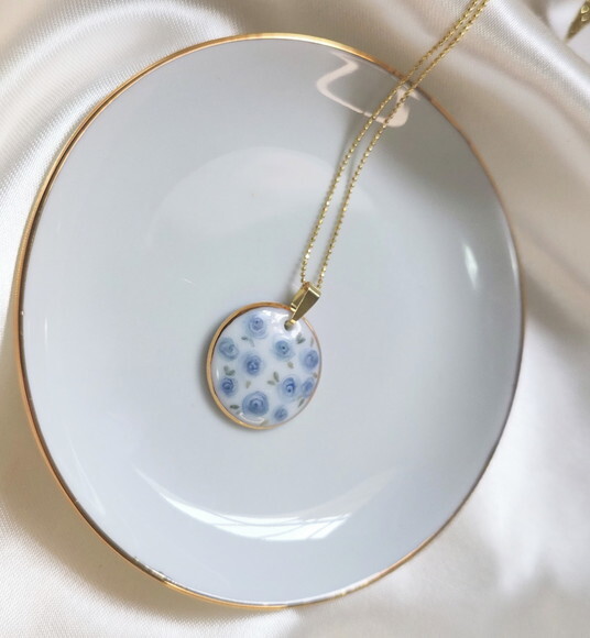 Colar com Pingente em Porcelana Rosas Azuis Redondo