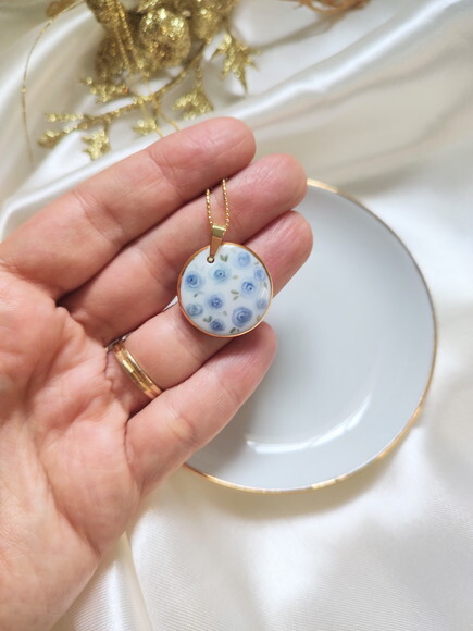 Colar com Pingente em Porcelana Rosas Azuis Redondo