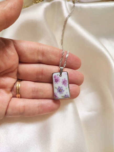 Colar com Pingente Porcelana Flores Lilás