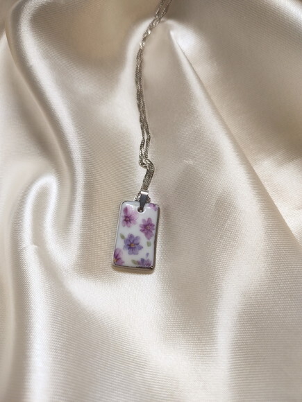 Colar com Pingente Porcelana Flores Lilás