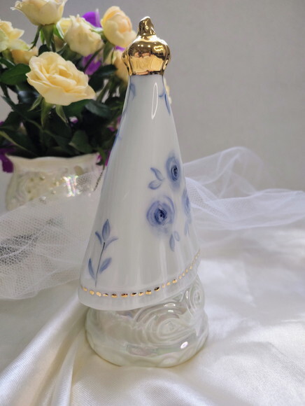 Nossa Senhora Aparecida em Porcelana 18cm Rosas a Mão