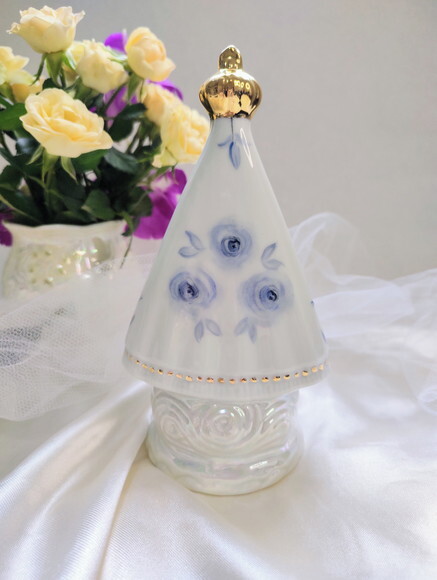 Nossa Senhora Aparecida em Porcelana 18cm Rosas a Mão