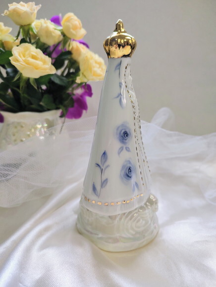 Nossa Senhora Aparecida em Porcelana 18cm Rosas a Mão