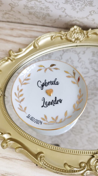 Porta Alianças em Porcelana 10,5cm Folhas em Ouro e Nomes