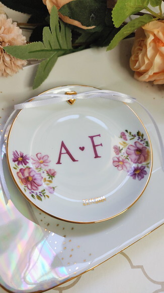 Porta Alianças em Porcelana 10,5cm Monograma Floral+ Fita