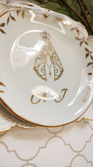 Porta Alianças em Porcelana 15cm N.senhora Iniciais Ouro