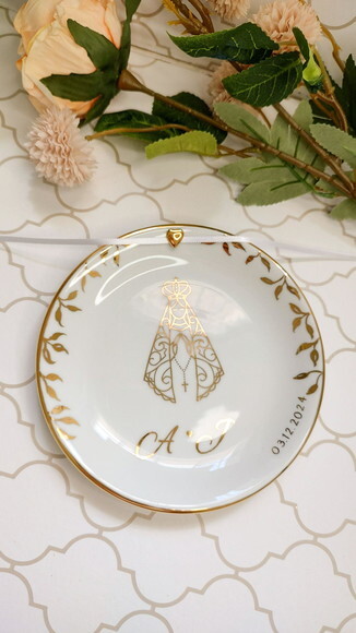 Porta Alianças em Porcelana 15cm N.senhora Iniciais Ouro