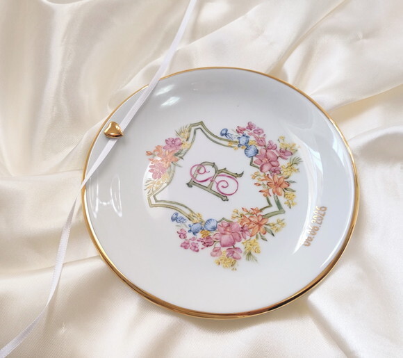 Porta Alianças em Porcelana 15cm Flores+ Iniciais