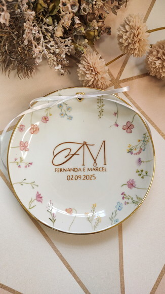 Porta Alianças em Porcelana 15cm Flores+ Iniciais