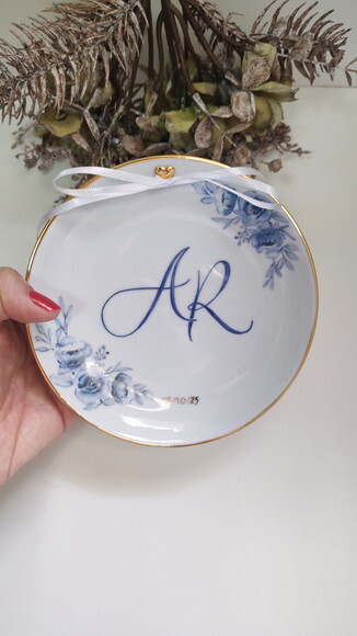 Porta Alianças em Porcelana 15cm Flores+ Iniciais