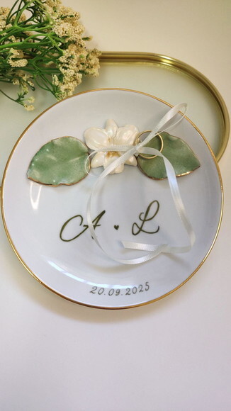 Porta Alianças em Porcelana 15cm Orquídea e Iniciais Cor