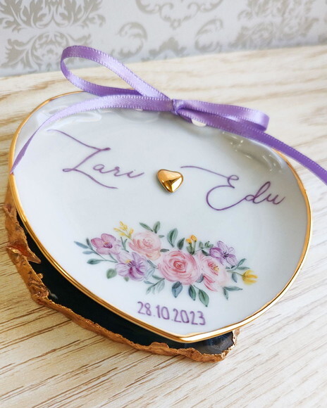 Porta Alianças em Porcelana com Fita para Amarrar Alianças